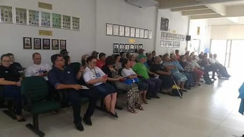 Público sentado na Câmara de Vereadores de Glorinha durante ação do INPRÓS