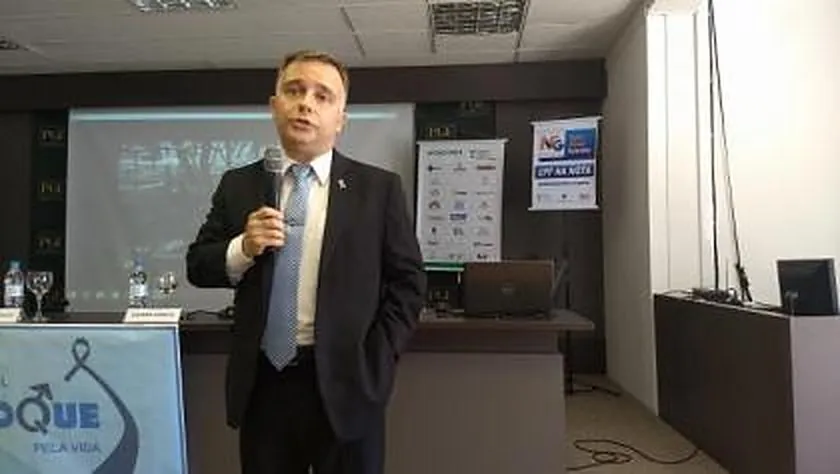 Palestrante fala ao microfone em ação do INPRÓS na PGE-RS