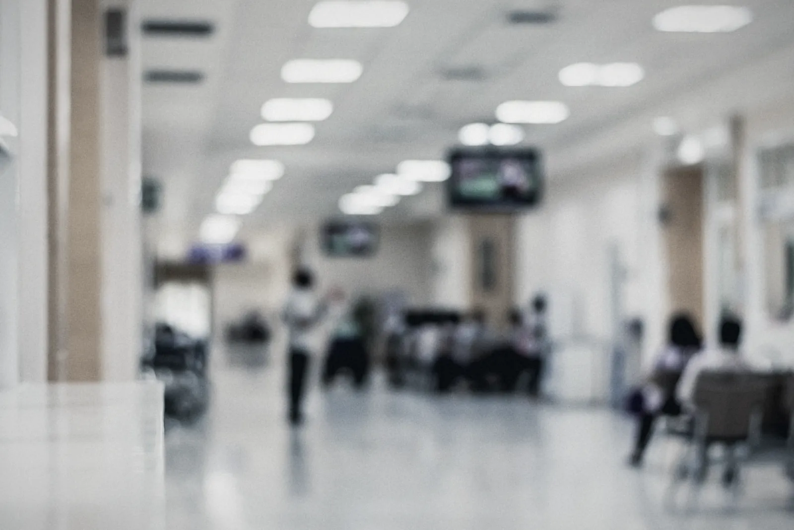 Sala de espera de hospital com pacientes aguardando atendimento