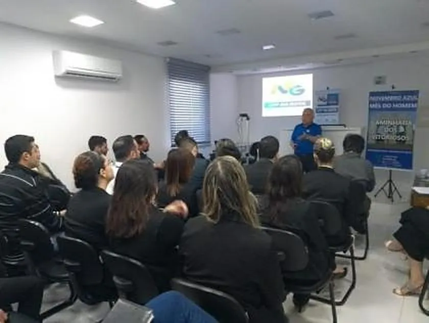Plateia acompanha palestra do INPRÓS, com a projeção da Nota Fiscal Gaúcha e o banner do Novembro Azul